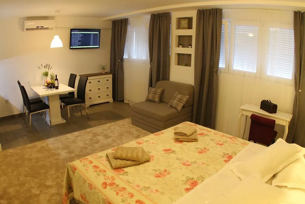 Studio Apartments Mirakul Split 0*,