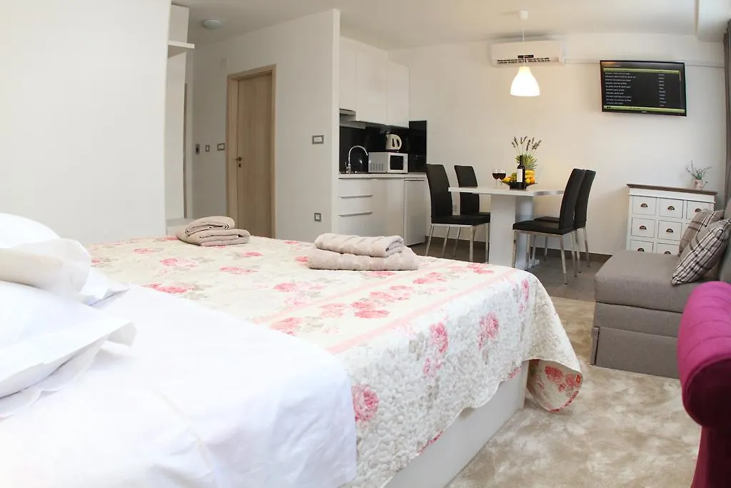 Studio Apartments Mirakul Split 0*,