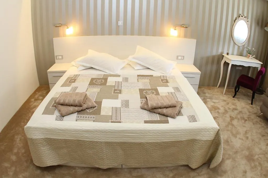 Studio Apartments Mirakul Split